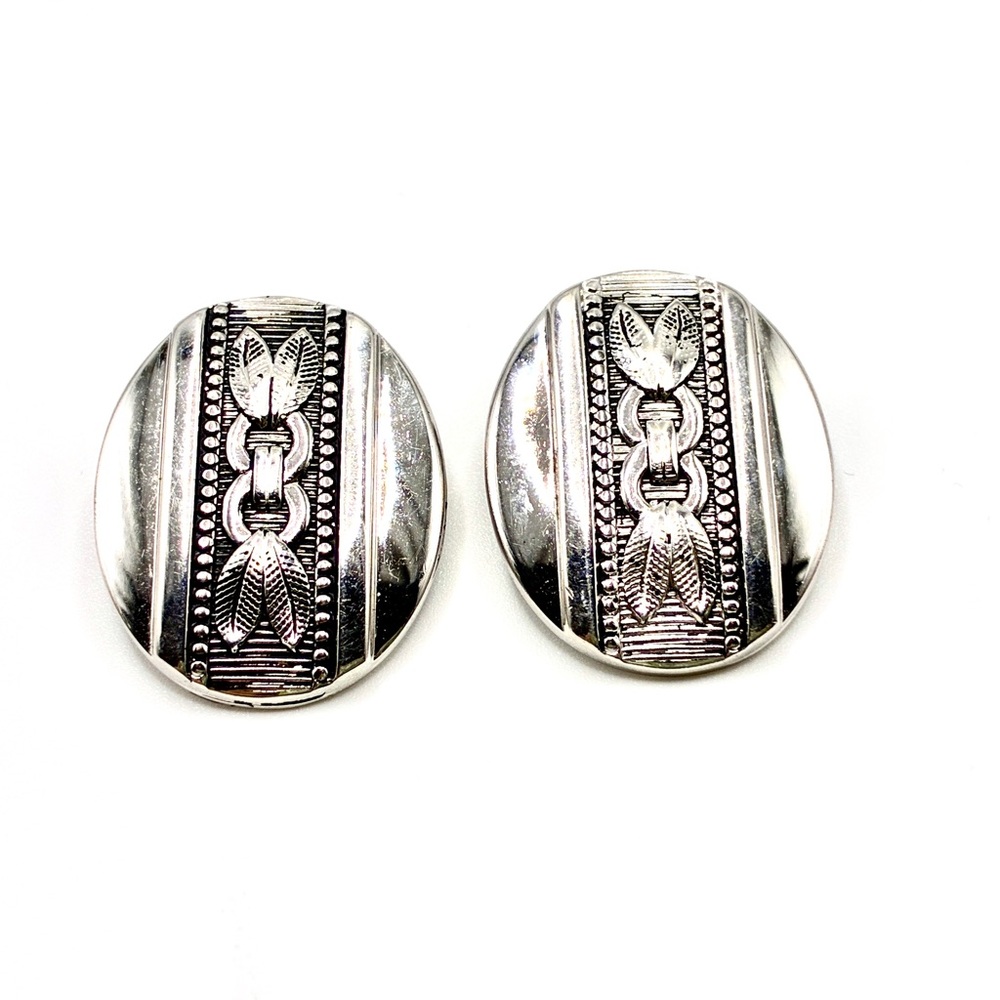 Vintage Unsigned Whiting & Davis Clip On Earrings in a Silver Tone